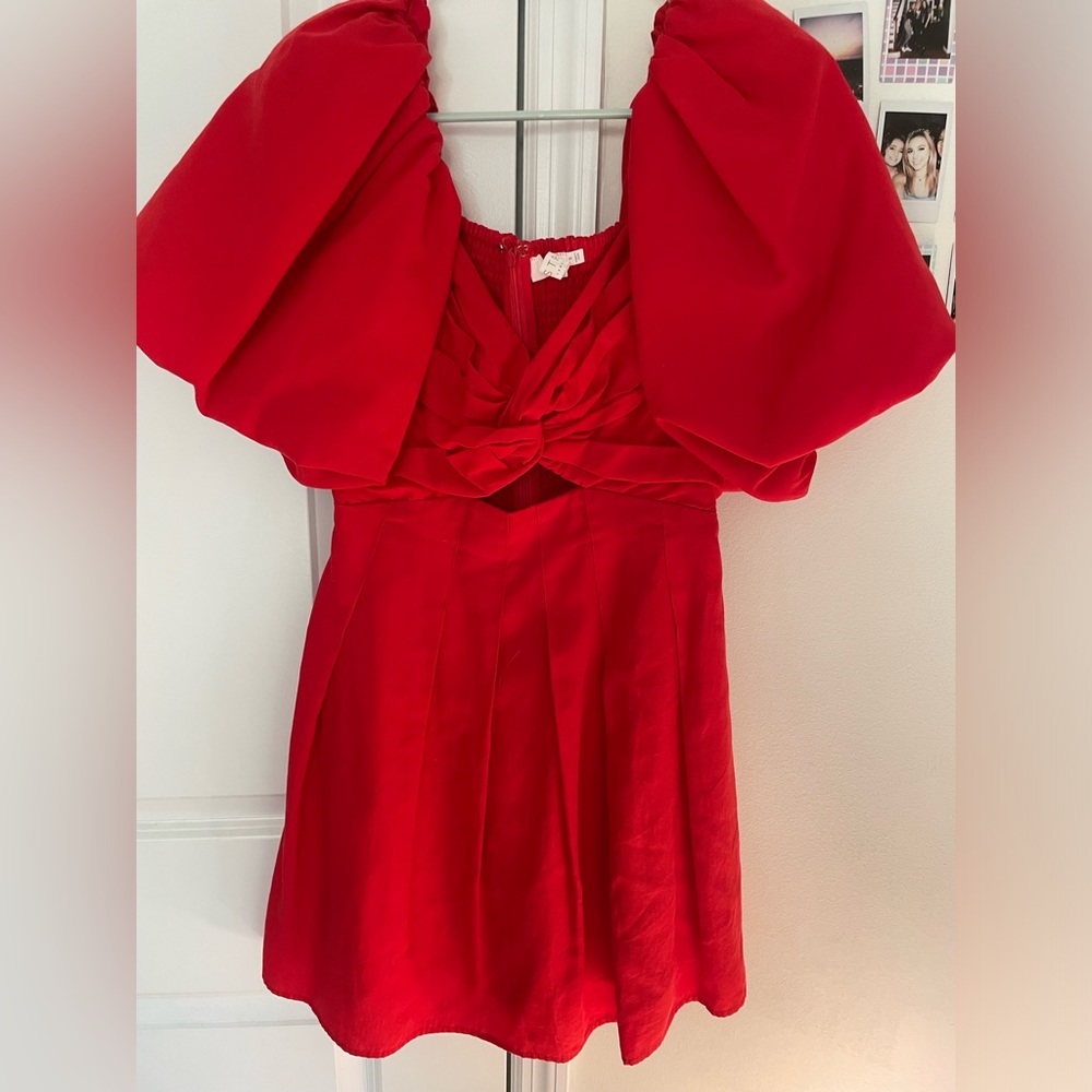 Red dress puffy sleeves
ASTR